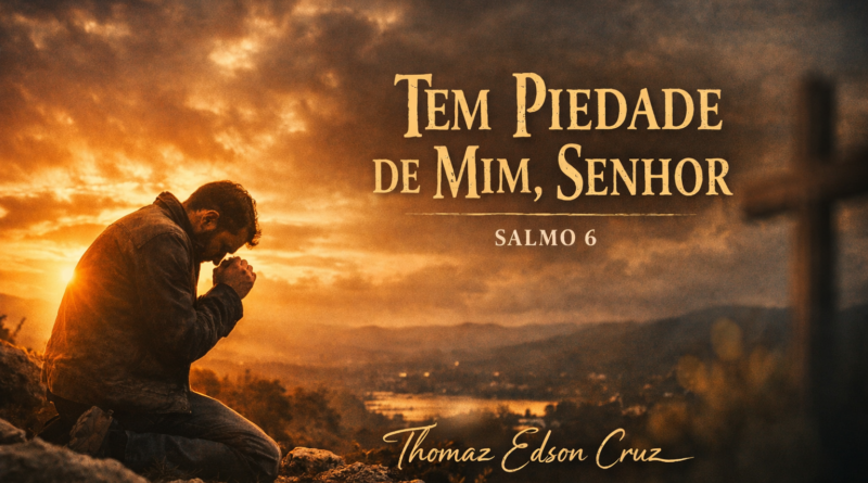 Homem ajoelhado orando ao pôr do sol em um monte, com céu dramático ao fundo, representando arrependimento e fé na música gospel “Tem Piedade de Mim, Senhor” de Thomaz Edson Cruz.